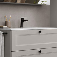 mit Möbelwaschtisch