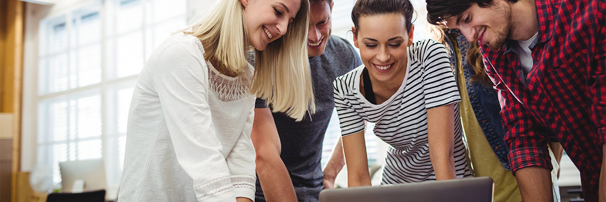 Mitarbeiter gesucht Sachbearbeiter bei der Arbeit